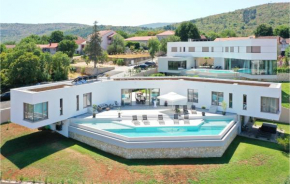 Awesome home in Zmijavci with Jacuzzi, Heated swimming pool and 5 Bedrooms